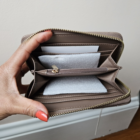 Ellen Tracy The Chevron Quilted Collection Zip Around Indexer Wallet - Picture 10 of 12